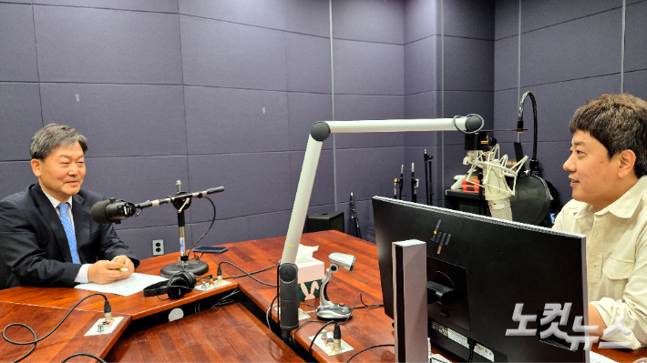 강원CBS.강원영동CBS 시사프로그램 <최진성의 위클리오늘>에 출연한 강원시청자미디어센터 박유남 센터장. 강민주 PD