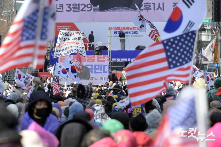 29일 서울 세종대로 일대에서 보수단체 회원들이 윤석열 대통령 탄핵 반대 집회를 하고 있다.