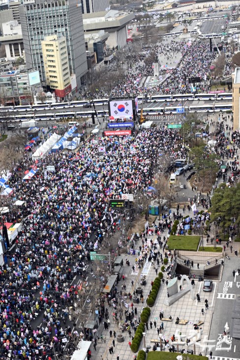 29일 서울 세종대로 일대에서 보수단체 회원들이 윤석열 대통령 탄핵 반대 집회를 하고 있다.