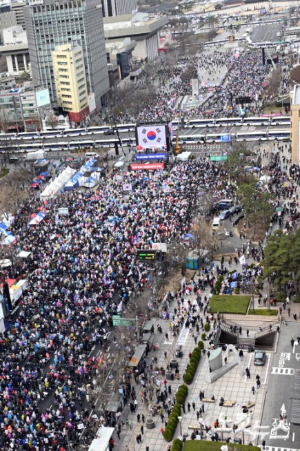 29일 서울 세종대로 일대에서 보수단체 회원들이 윤석열 대통령 탄핵 반대 집회를 하고 있다.