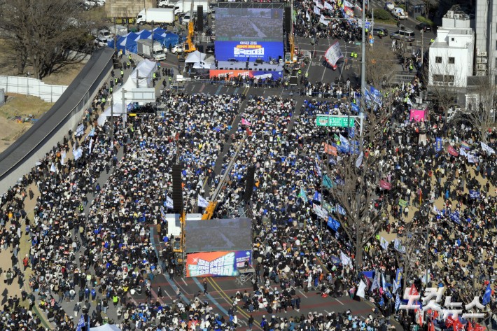 29일 서울 광화문 동십자각 일대에서 열린 야5당 공동 비상시국 대응을 위한 범국민대회에서 참석자들이 피켓을 들고 구호를 외치고 있다.