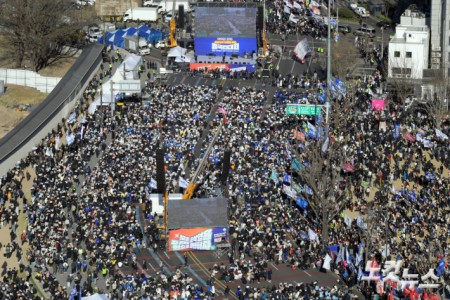 29일 서울 광화문 동십자각 일대에서 열린 야5당 공동 비상시국 대응을 위한 범국민대회에서 참석자들이 피켓을 들고 구호를 외치고 있다.