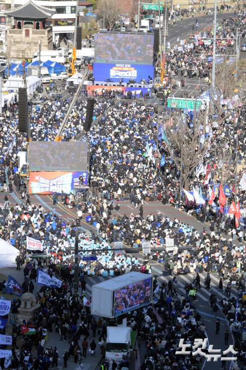 29일 서울 광화문 동십자각 일대에서 열린 야5당 공동 비상시국 대응을 위한 범국민대회에서 참석자들이 피켓을 들고 구호를 외치고 있다.