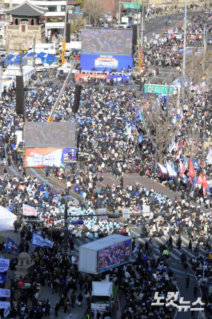 29일 서울 광화문 동십자각 일대에서 열린 야5당 공동 비상시국 대응을 위한 범국민대회에서 참석자들이 피켓을 들고 구호를 외치고 있다.