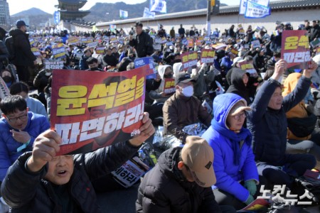 29일 서울 광화문 동십자각 일대에서 열린 야5당 공동 비상시국 대응을 위한 범국민대회에서 참석자들이 피켓을 들고 구호를 외치고 있다.
