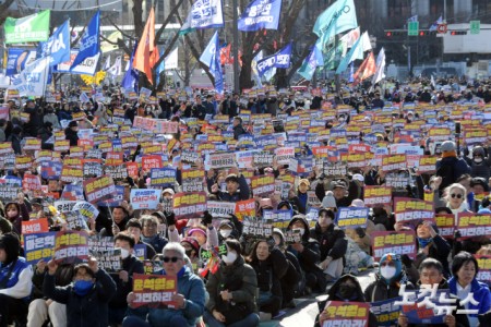 29일 서울 광화문 동십자각 일대에서 열린 야5당 공동 비상시국 대응을 위한 범국민대회에서 참석자들이 피켓을 들고 구호를 외치고 있다.