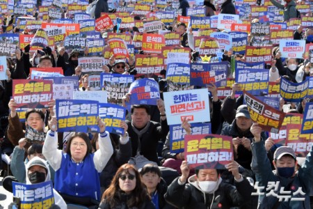 29일 서울 광화문 동십자각 일대에서 열린 야5당 공동 비상시국 대응을 위한 범국민대회에서 참석자들이 피켓을 들고 구호를 외치고 있다.