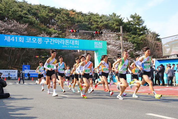 코오롱 구간마라톤대회 고등부 참가 선수들이 29일 오전 경주시 코오롱호텔 삼거리에서 출발 신호와 함께 레이스를 시작하고 있다. 경주시 제공