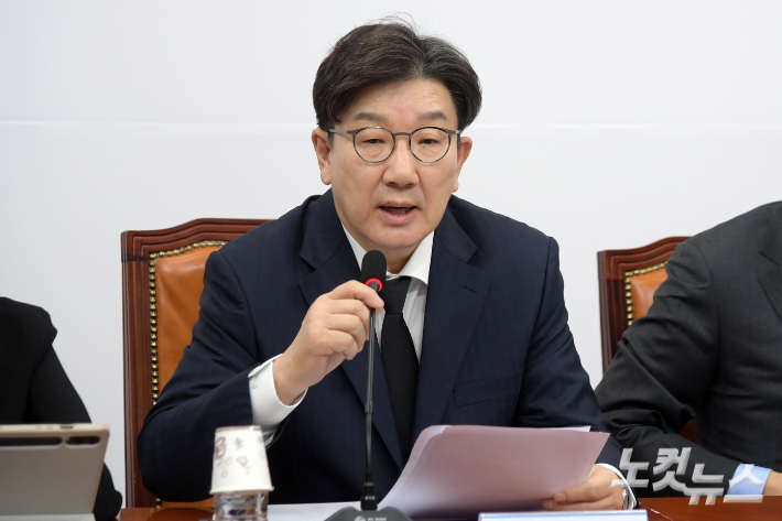 국민의힘 권성동 원내대표가 27일 서울 여의도 국회에서 열린 비상대책위원회의에서 발언을 하고 있다. 윤창원 기자