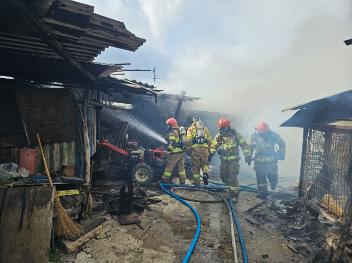 30일 오후 2시 49분쯤 경북 상주시 함창읍의 한 1층짜리 단독주택서 불이 났다. 경북 상주소방서 제공