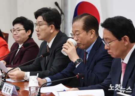 커피 마시는 권영세