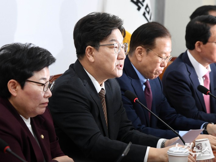 발언하는 권성동