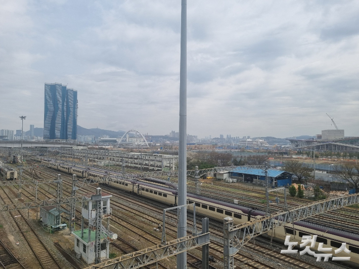 28일 부산역 조차장 모습. 부산시는 코레일, 국토교통부와 논의해 현재 17개 철도 노선 중 절반 가량을 조정한 뒤 남겨두는 철도 위에 인공데크르 조성한다는 계획이다. 우측으로는 부산 항만재개발사업 구역 내 오페라하우스 건설 현장(공정률 56%)이 보인다. 최서윤 기자