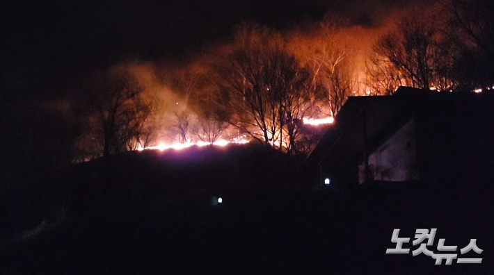 지난 26일 오후 9시 22분쯤 전북 무주군 부남면의 한 야산에서 불이 나 인근 마을 주민 2백여 명이 대피했다. 김대한 기자