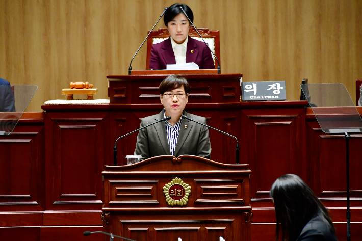 광주시의회 김나윤 의원(더불어민주당·북구 6)은 31일 제331회 제1차 임시회 본회의 5분 발언을 통해 "도시철도 2호선 노선 중 첨단대교 통과 구간을 지하로 변경해야 한다"고 주장했다. 광주시의회 제공