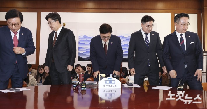 자리로 향하는 양당 원내대표들