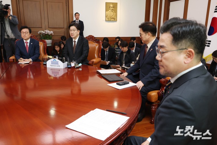 발언하는 권성동 원내대표