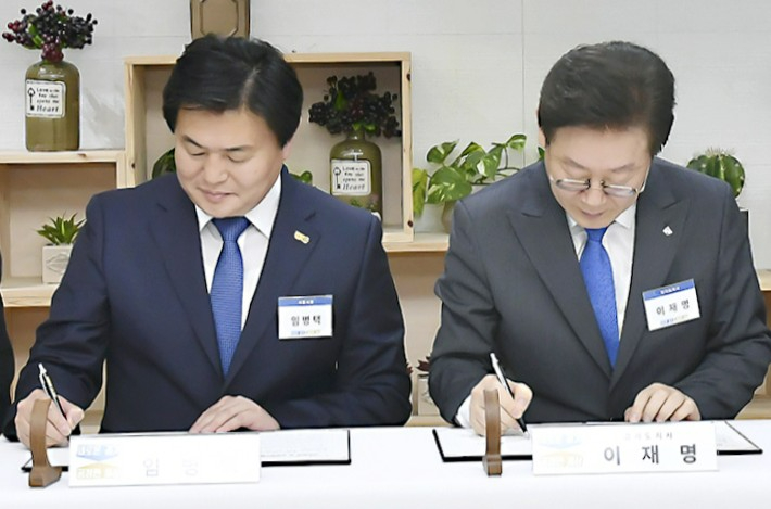 임병택 시장(왼쪽)과 이재명 대표. 시흥시 제공