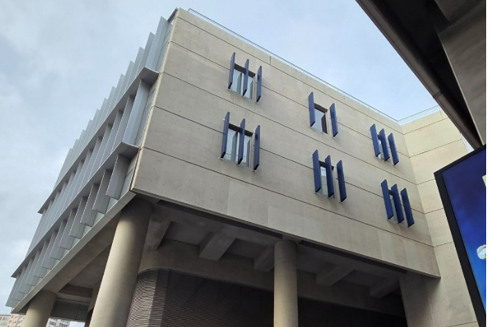 창원NC파크에 해당 구조물이 떨어져 있는 상태로 있다. 독자 제공