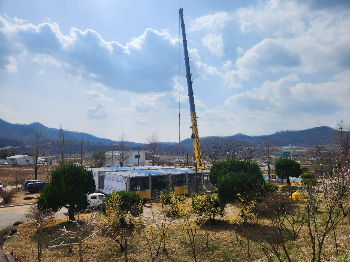 산불 피해 지역에 긴급 설치되고 있는 모듈러주택. 안동시 제공