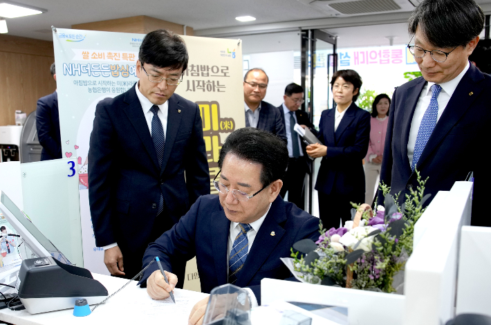 김영록 전남지사가 31일 오후 농협 전남도청 출장소에서 우리 쌀 소비 장려와 아침밥 먹기 문화 확산 정책을 위해 NH농협은행에서 출시된 'NH더든든밥심예금Ⅱ' 상품에 광역자치단체장 1호로 가입하고 있다. 전라남도 제공 