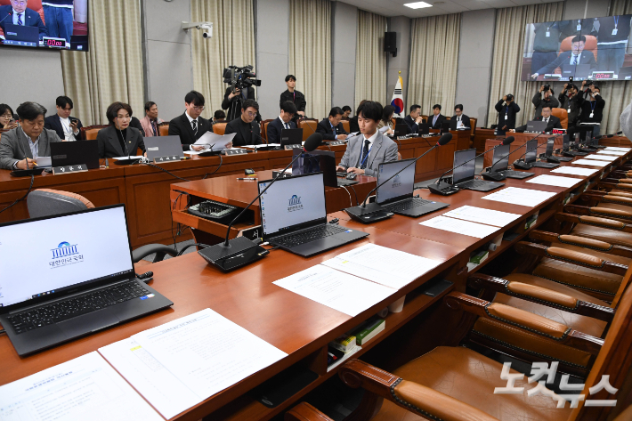박찬대 국회 운영위원장이 31일 국회에서 열린 운영위 전체회의에서 마은혁 헌법재판관 임명촉구 결의안을 의결하고 있다. 황진환 기자