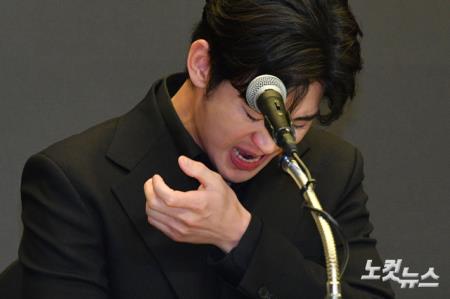 오열하는 김수현