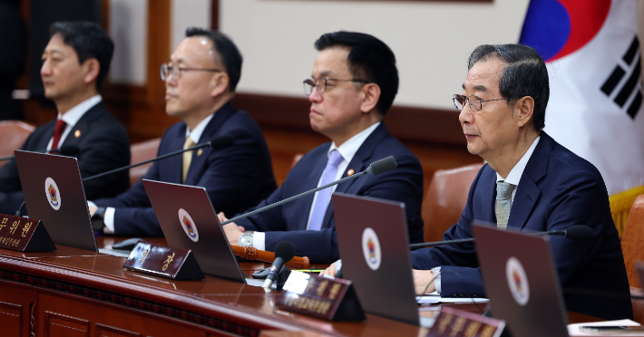 한덕수 대통령 권한대행 국무총리가 1일 정부서울청사에서 열린 국무회의에서 발언하고 있다. 연합뉴스