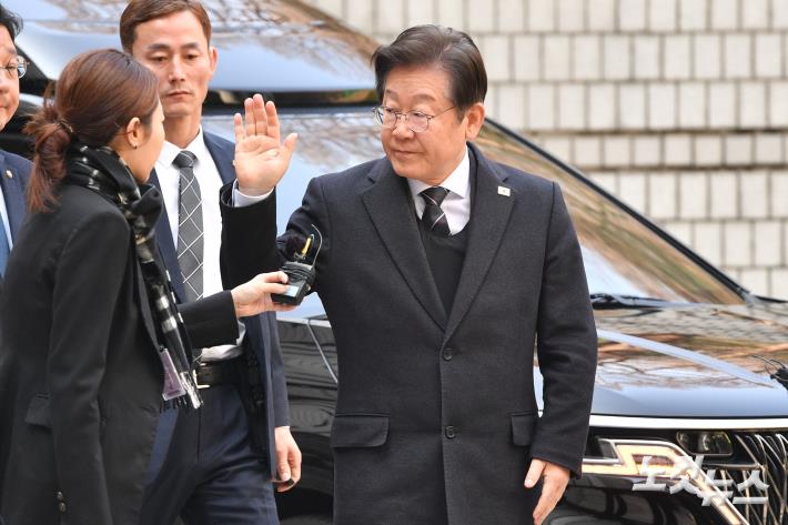 지지자들에게 손 흔드는 이재명 대표
