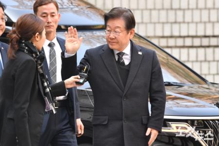 지지자들에게 손 흔드는 이재명 대표