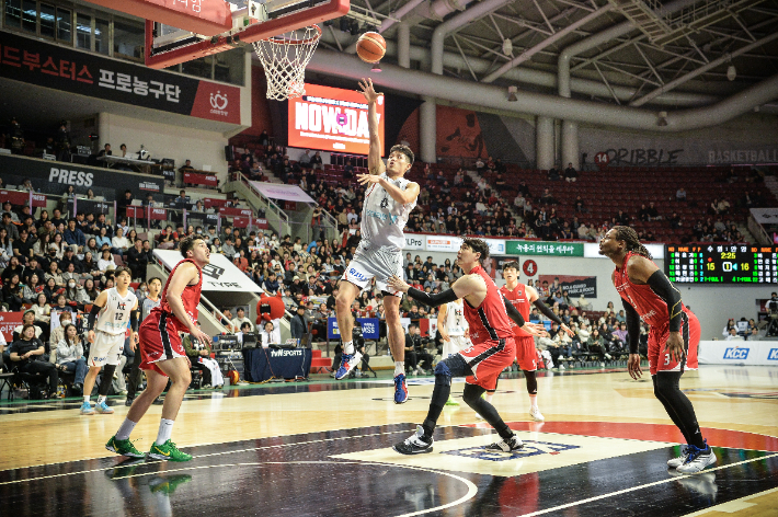 넓은 공간을 공략하는 수원 KT 하윤기. KBL
