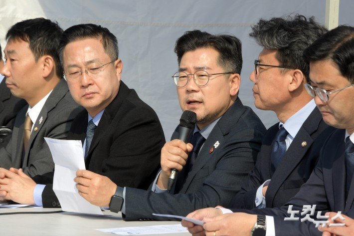 원내대책회의 발언하는 박찬대 원내대표