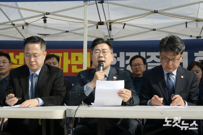 더불어민주당 박찬대 원내대표가 1일 서울 광화문 천막당사에서 열린 원내대책회의에서 발언을 하고 있다.