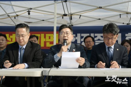 더불어민주당 박찬대 원내대표가 1일 서울 광화문 천막당사에서 열린 원내대책회의에서 발언을 하고 있다.