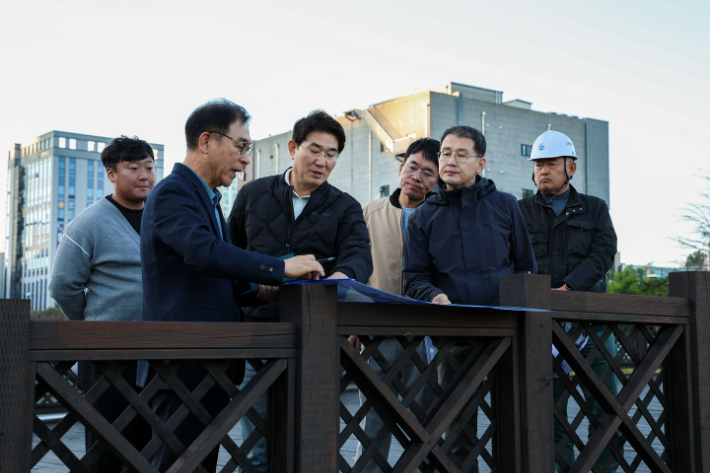 노관규 순천시장(앞줄 왼쪽 두 번째)이 지난해 11월 신대천 정비 현장에서 추진 상황을 점검하고 있다. 순천시 제공