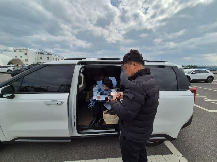 제주에서 무등록 여행업을 하거나 불법 유상운송 행위를 한 중국인들이 무더기로 적발됐다. 제주도 자치경찰단 제공