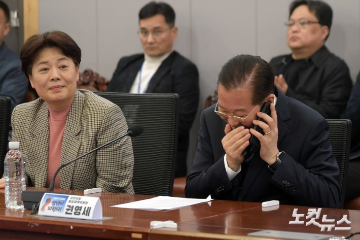 누군가와 통화하는 권영세 비대위원장