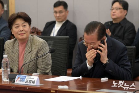 누군가와 통화하는 권영세 비대위원장