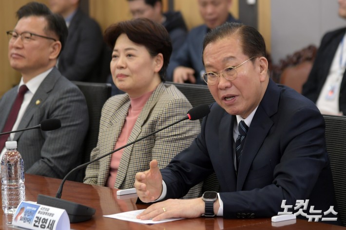 권영세 비대위원장, 토론회 격려사