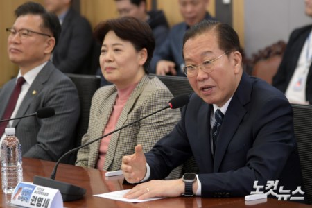 권영세 비대위원장, 토론회 격려사