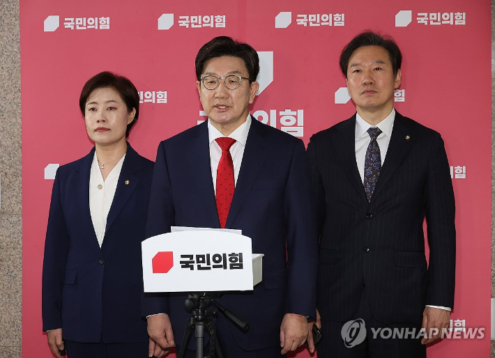 (서울=연합뉴스) 박동주 기자 = 국민의힘 권성동 원내대표가 1일 서울 여의도 국회에서 현안 관련 브리핑을 하고 있다. 2025.4.1 pdj6635@yna.co.kr 연합뉴스