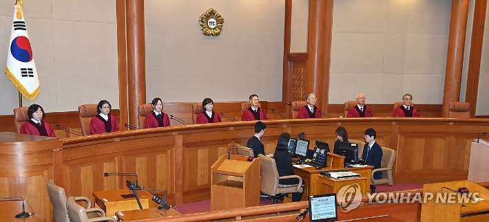 이창수 중앙지검장 등 검사 3인 및 최재해 감사원장에 대한 탄핵심판 선고가 열린 지난달 13일 서울 종로구 헌법재판소 심판정에서 재판관들이 자리에 착석해 있다. 왼쪽부터 정계선, 김복형, 정정미, 이미선, 문형배, 김형두, 정형식, 조한창 헌재 재판관. [연합뉴스 자료사진] 연합뉴스