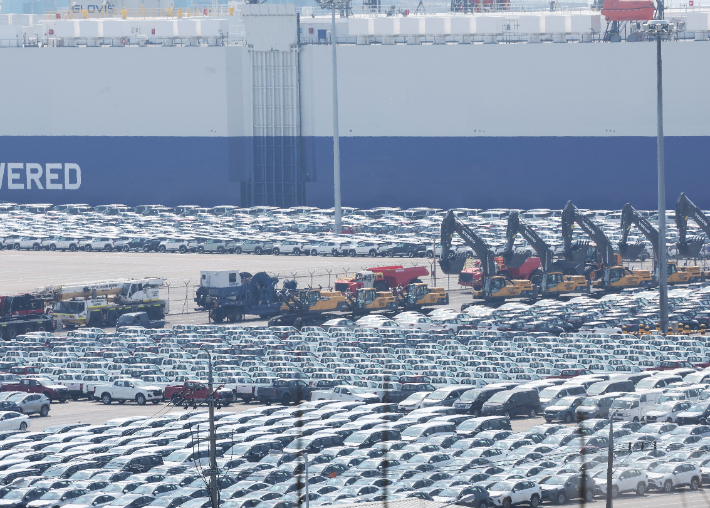 수출 기다리는 자동차. 연합뉴스