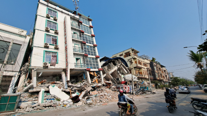 미얀마 만달레이 시내에 있는 호텔 건물이 기울어져 있다. 연합뉴스