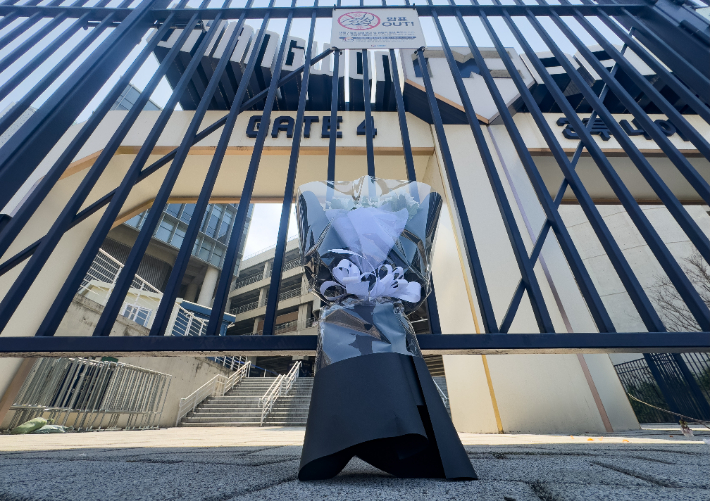 창원 NC파크에 놓인 조화. 연합뉴스