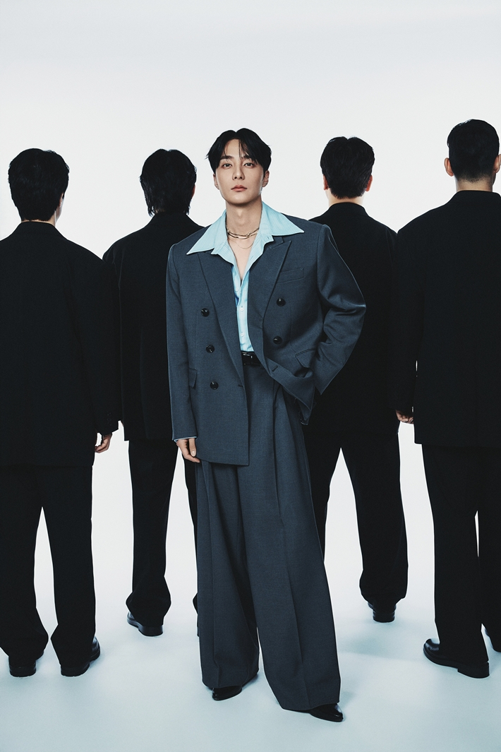 이번 곡은 밴드 사운드 음악이다. 재킷도 밴드 멤버들과 같이 찍었다. 웨이크원 제공
