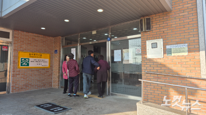 2일 오전 전남 담양군 수북면 제1투표소에 유권자들의 발길이 이어지고 있다. 한아름 수습기자