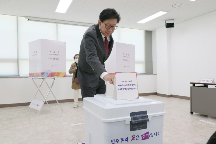 박형준 부산시장이 2일 오전 해운대구 중2동 제3투표소에서 부산시교육감 재선거 투표를 하고 있다. 부산시 제공
