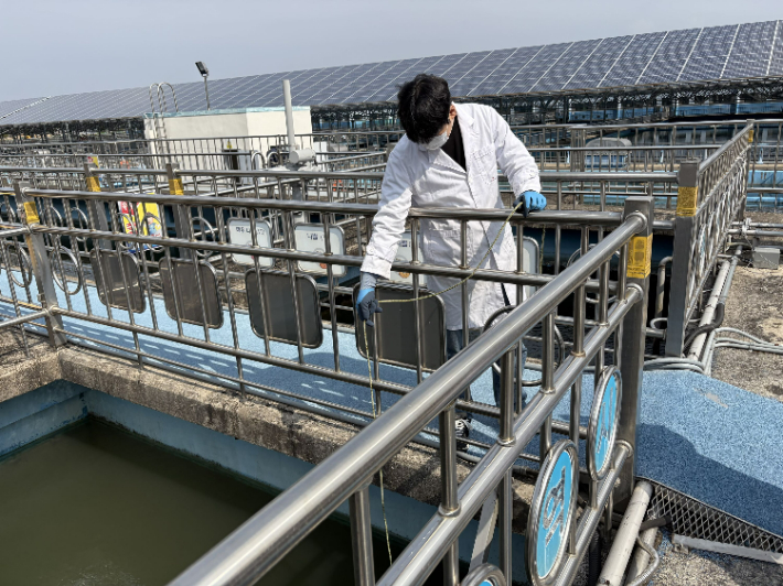 광주시 관계 공무원이 수돗물 검사를 위해 덕남 정수장에서 원수를 채수하고 있다. 광주시 제공