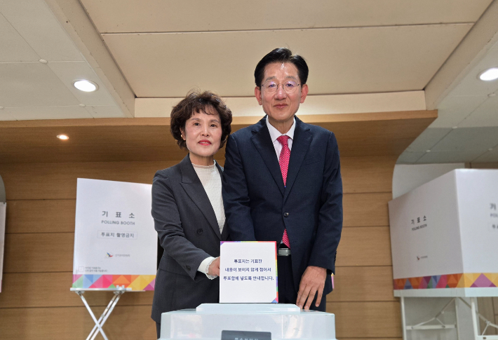 전만권 아산시장 후보(오른쪽)와 배우자가 투표를 하고 있다. 캠프 제공